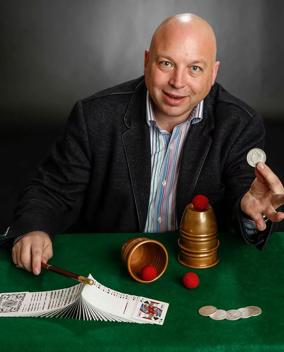 Seattle magician Clive Hayward amazing guests at a corporate party